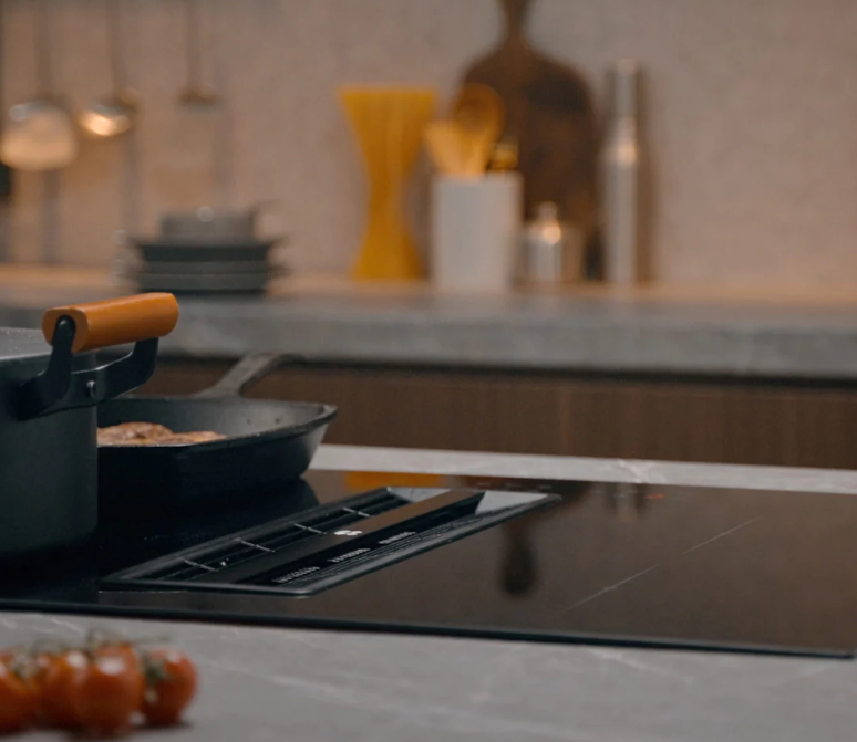El electrodoméstico de cocina definitivo: vitrocerámica con extractor incorporado