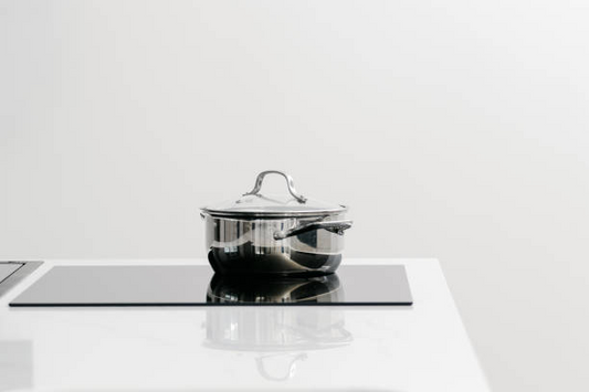 ¿Qué utensilios de cocina se pueden usar en una placa de inducción?