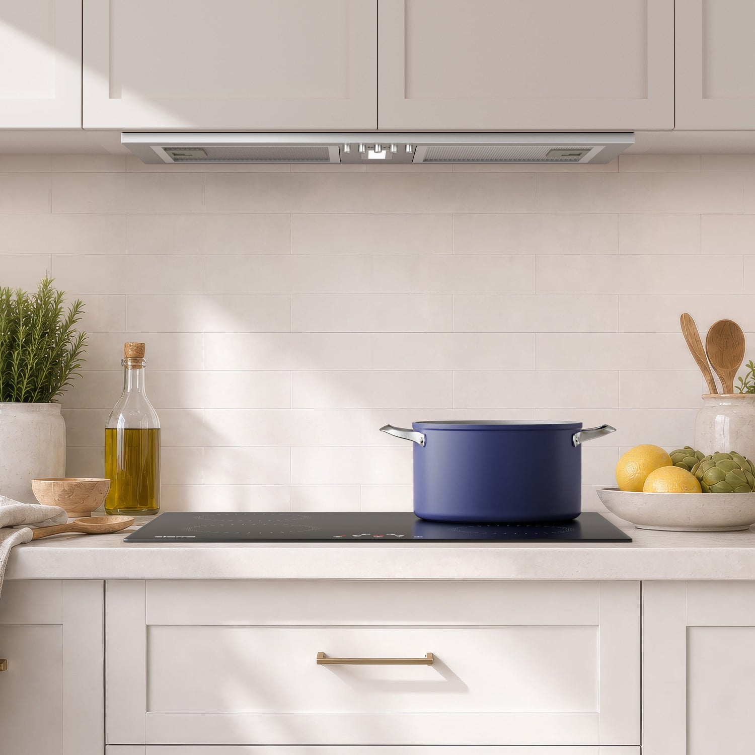 CBCS5937A-OW Vista general de la campana integrada en cocina de estilo moderno
