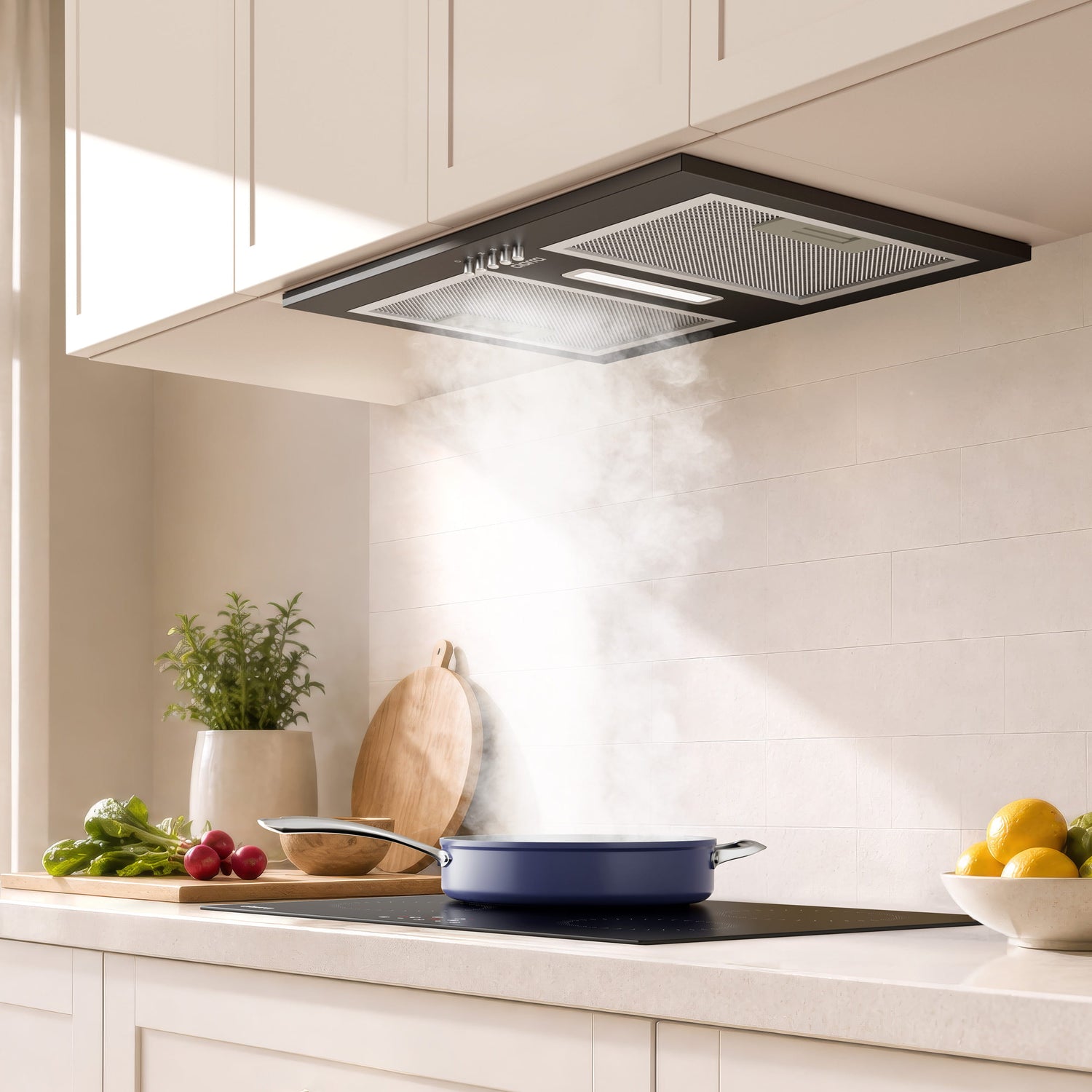 CBCS5937A-OW CIARRA campana empotrada instalada en cocina blanca moderna